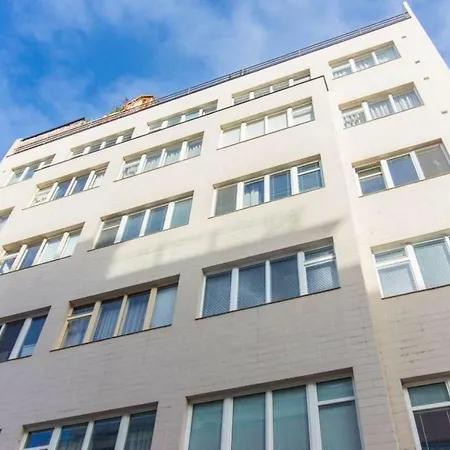 Spacious One Bedroom Apartment Close To Centre דירה *