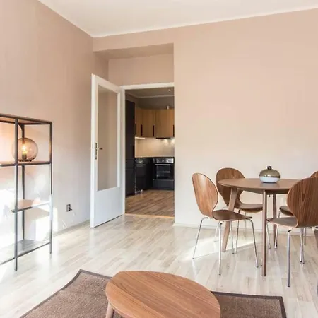 Spacious One Bedroom Apartment Close To Centre