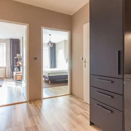 Spacious One Bedroom Apartment Close To Centre דירה *
