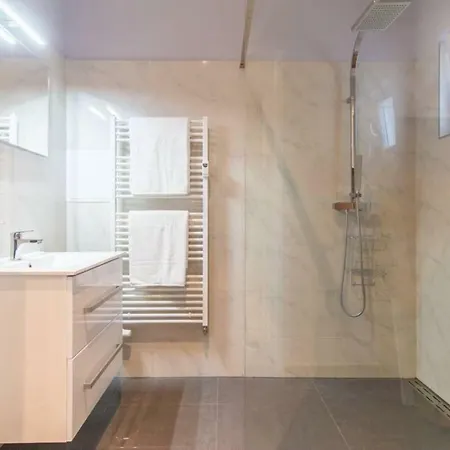 Spacious One Bedroom 15 Min Walk To The Centre Apartment *